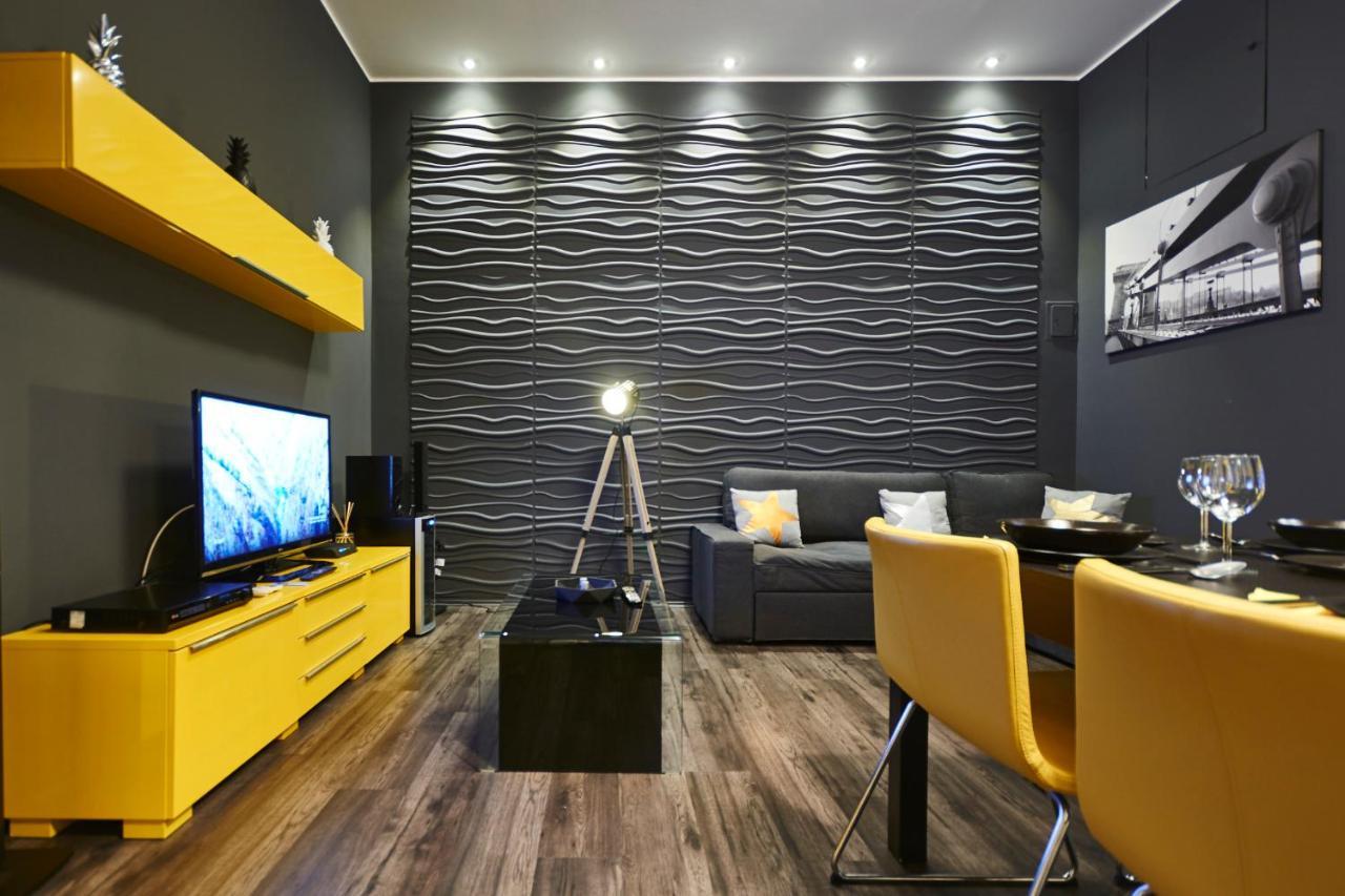 Central Location Yellow-Black Apartment Budapest Bagian luar foto