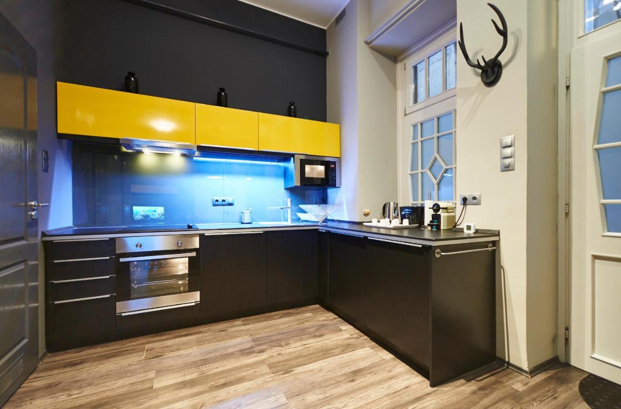 Central Location Yellow-Black Apartment Budapest Bagian luar foto