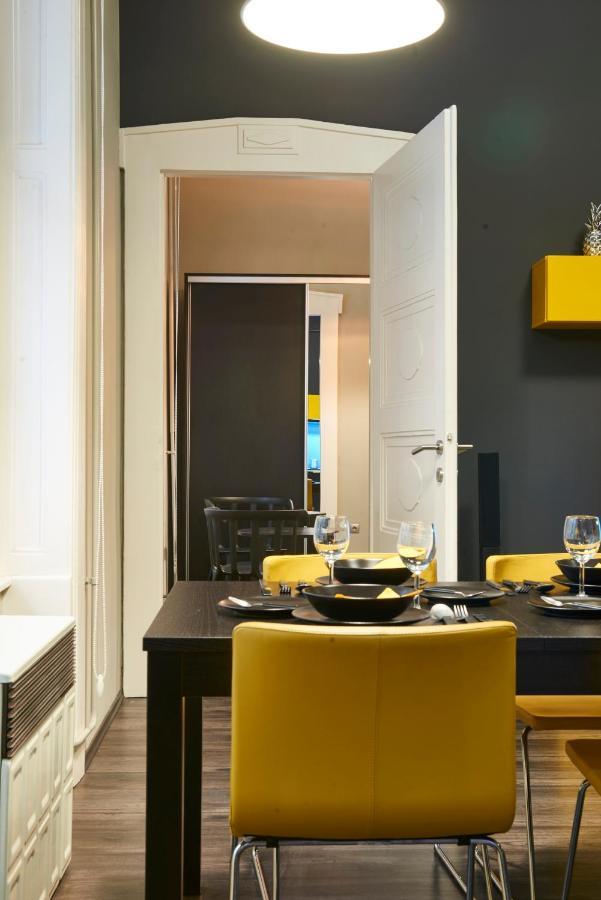 Central Location Yellow-Black Apartment Budapest Bagian luar foto