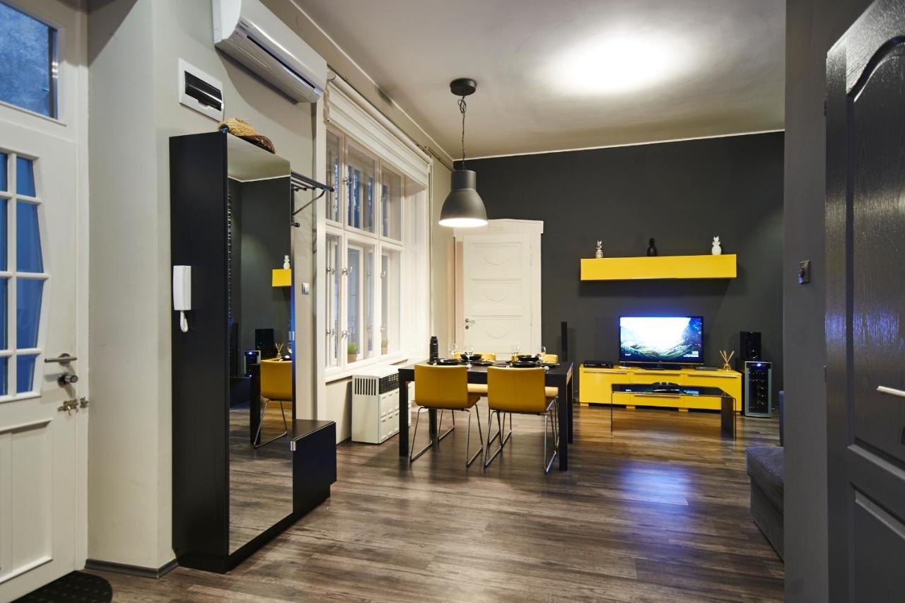 Central Location Yellow-Black Apartment Budapest Bagian luar foto