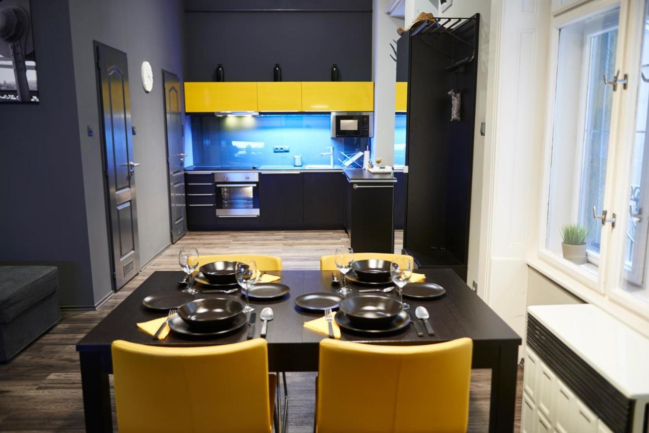 Central Location Yellow-Black Apartment Budapest Bagian luar foto