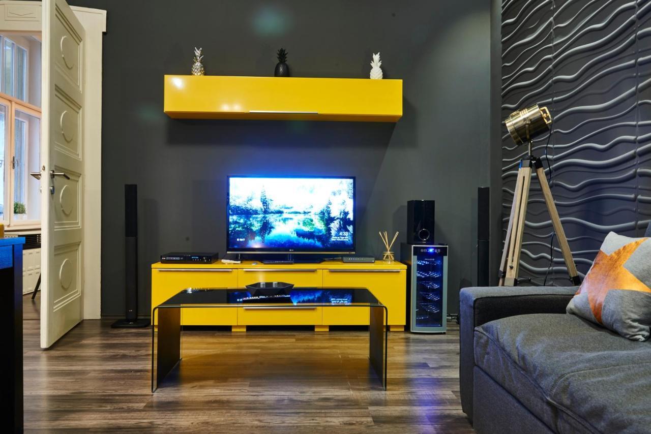 Central Location Yellow-Black Apartment Budapest Bagian luar foto