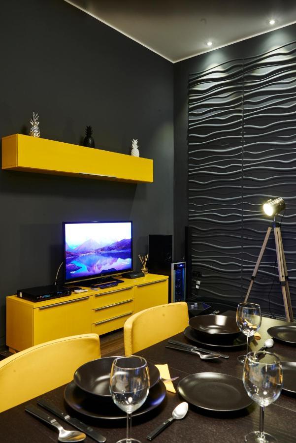 Central Location Yellow-Black Apartment Budapest Bagian luar foto