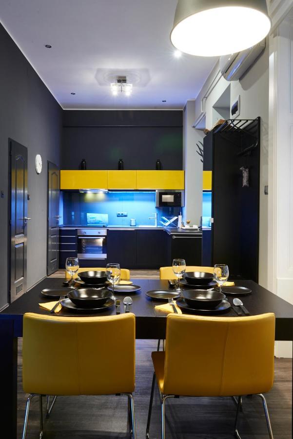 Central Location Yellow-Black Apartment Budapest Bagian luar foto
