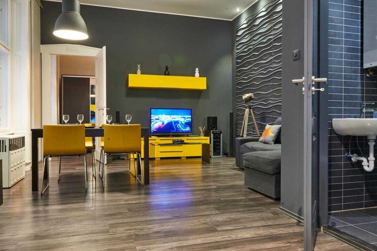 Central Location Yellow-Black Apartment Budapest Bagian luar foto